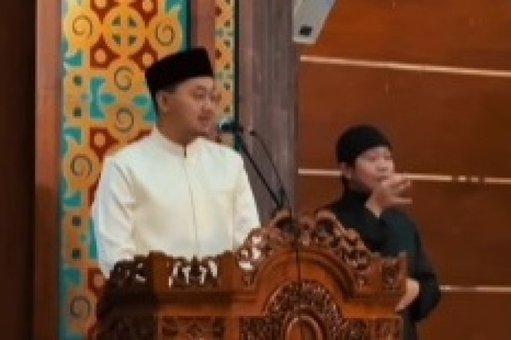 Juru Bagahasa Isyarat hadir saat pelaksanaan Salat Idul Fitri 1447 H di Masjid Agung Kota Cimahi, belum lama ini.