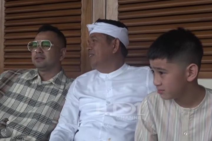 Utusan Khusus Presiden Bidang Pemuda dan Pekerja Seni Raffi Ahmad, saat berkunjung silaturahmi ke kediaman Gubernur Jawa Barat Dedi Mulyadi di Lembur Pakuan, Subang.