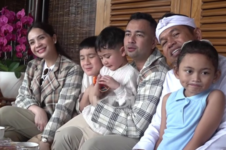 Gubernur Jawa Barat Dedi Mulyadi dan keluarga Raffi Ahmad berforo  bersama saat  bersilaturahmi ke kediaman Dedi Mulyadi di Lembur Pakuan, Subang. 