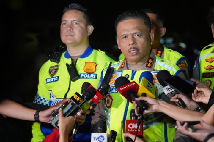 Kepala Korps Lalu Lintas (Kakorlantas) Polri, Agus Suryonugroho, memantau langsung perkembangan arus balik Lebaran 2026 dari Posko Command Center KM 29 Korlantas Polri, Sabtu, 28 Maret 2026. 