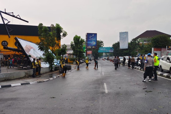 Dinas Pemadam Kebakaran dan Penyelamatan menangani reklame roboh di Jalan Terusan Buahbatu. 