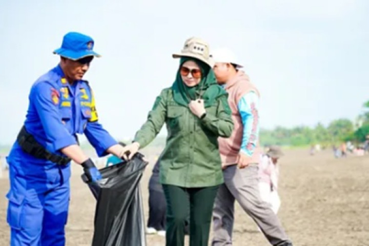 Bupati Pangandaran turun langsung memimpin kegiatan operasi bersih di kawasan pesisir pantai, sebagai upaya menjaga kebersihan dan kenyamanan destinasi unggulan tersebut.