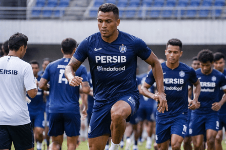 Pemain Persib Bandung sedang latihan fisik 