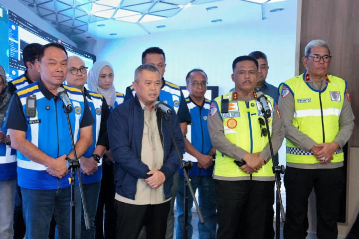 Mneteri Perhubungan Dudy Purwaghandi bersama Kakorlantas Agus Suryonugroho menggelar konferensi pers di Jasa Marga Tollroad Command Center, Senin, 30 Maret 2026.