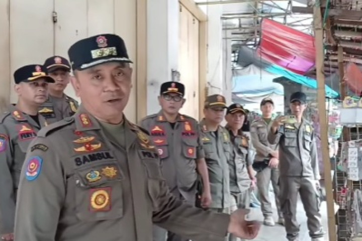 Kepala Satpol PP dan Pemadam Kebakaran Kota Cimahi Syamsul Maarif bersama staf melakukan penertiban PKL di Jalan Mahar Martanegara.
