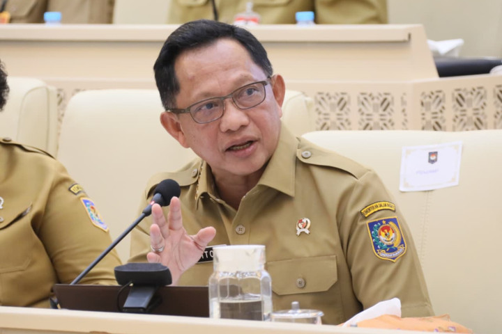Menteri Dalam Negeri Tito Karnavian menghadiri Rapat Kerja dan Rapat Dengar Pendapat bersama Komisi II DPR RI di Kompleks Parlemen, Senayan, Jakarta, Senin (30/3/2026).