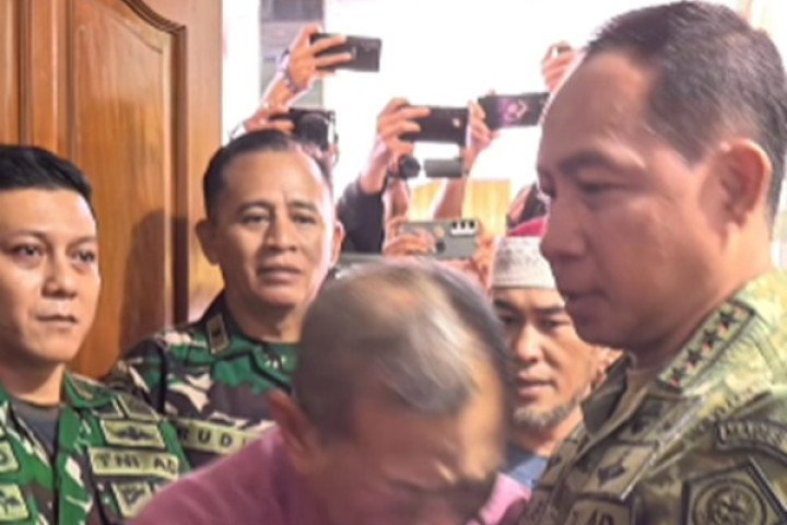  Panglima TNI Jenderal Agus Subiyanto melakukan takziah ke rumah duka Kapten Inf Zulmi Aditya Iskandar yang gugur di Lebanon,  di Kampung Cikendal Kelurahan Cipageran Kota Cimahi, Rabu, 1 April 2026. 