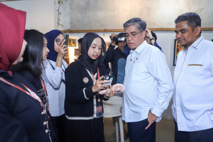 Menaker Yassierli meninjau pelaksanaan program magang di PT Rasa Kreasi Karya (Tandhok Space), Kota Semarang, Jawa Tengah. 