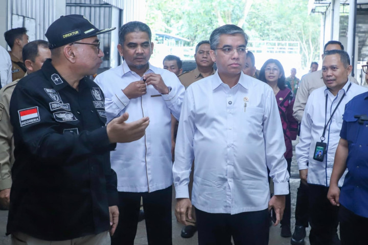 Menteri Ketenagakerjaan (Menaker), Yassierli, melakukan inspeksi mendadak (sidak) ke perusahaan berinisial HSW di Kabupaten Semarang, Jawa Tengah