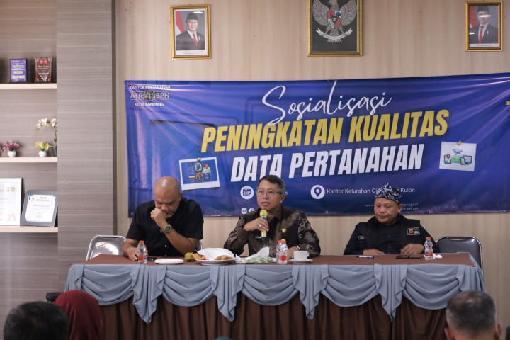 Kepala Kantor Pertanahan Kota Bandung, Yayat Ahadiat Awaludin menjadi narasumber kegiatan  Sosialisasi Peningkatan Kualitas Data Pertanahan yang dilaksanakan di Aula Kantor Kelurahan Cisaranten Kulon, Kota Bandung.