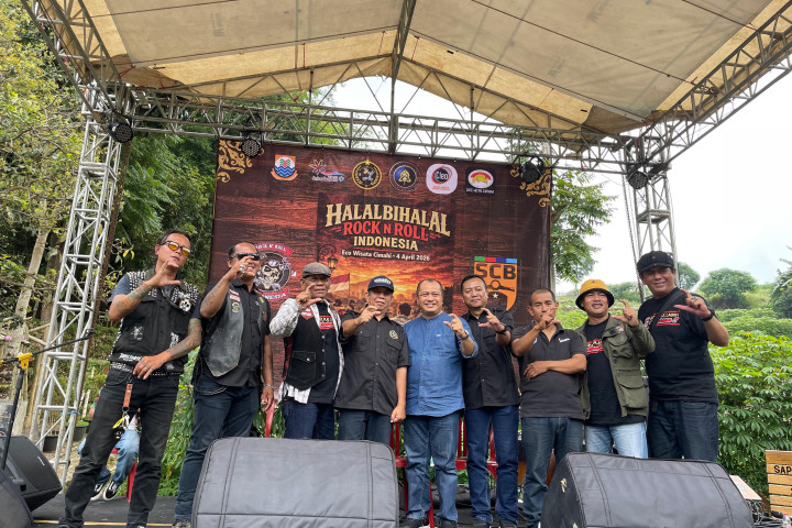 epala Dinas Perhubungan Kota Cimahi Endang (baju biru)  berfoto bersama usai Talkshow di Even Halal Bi Halal Rock N Roll Indonesia, di Ekowisata Cimenteng, Sabtu, 4 April 2026.