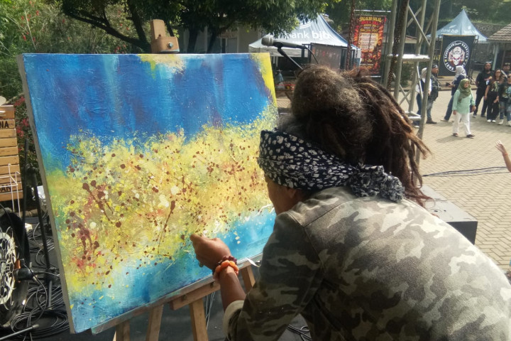 Pelukis Bahar Malaka sedang perform art