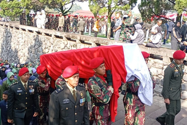 Pemakaman Mayor Inf (Anm) Zulmi Aditya Iskandar, prajurit TNI yang gugur di Lebanon saat menjadi pasukan penjaga perdamaian dibawah bendera PBB, dipimpin Panglima TNI Jenderal Agus Subiyanto. 