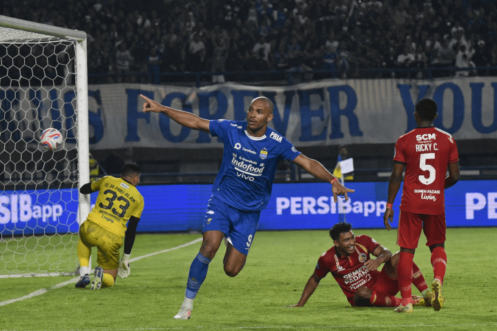 Kemenangan Persib Bandung atas Semen Padang FC dalam lanjutan Liga 1 Indonesia bukan sekadar tambahan tiga poin. Laga ini menegaskan konsistensi Maung Bandung dalam menjaga ritme persaingan papan atas