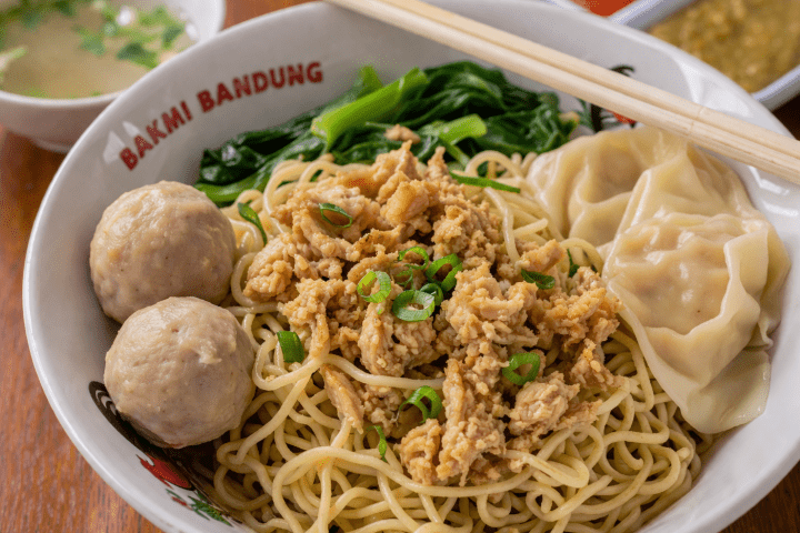 – Bandung  diproyeksikan akan semakin mengukuhkan posisinya sebagai destinasi wisata kuliner unggulan, seiring berkembangnya tren bakmi estetik 
