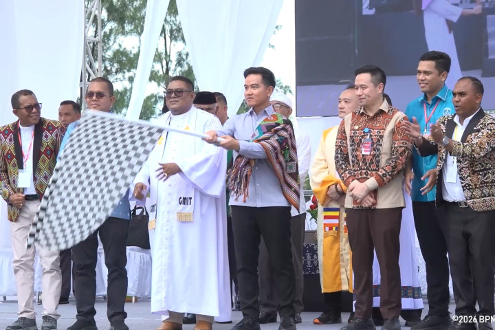 Wakil Presiden (Wapres) Gibran Rakabuming secara resmi melepas Pawai Paskah Raya 2026 di Kupang, Nusa Tenggara Timur (NTT), Senin (06/04/2026). 