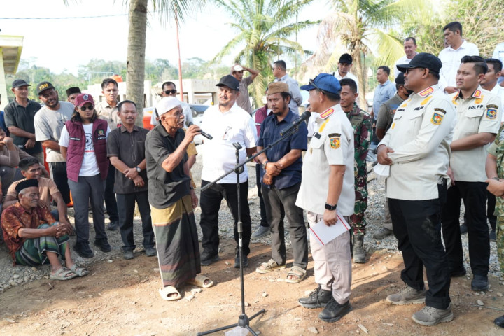 Penyintas bencana di di Desa Sekumur, Kecamatan Sekerak, Kabupaten Aceh Tamiang, Aceh, saat mereka menyampaikan unek-uneknya kepada Kasatgas Percepatan Rehabilitas dan Rekonstruksi (PRR) Muhammad Tito Karnavian. 