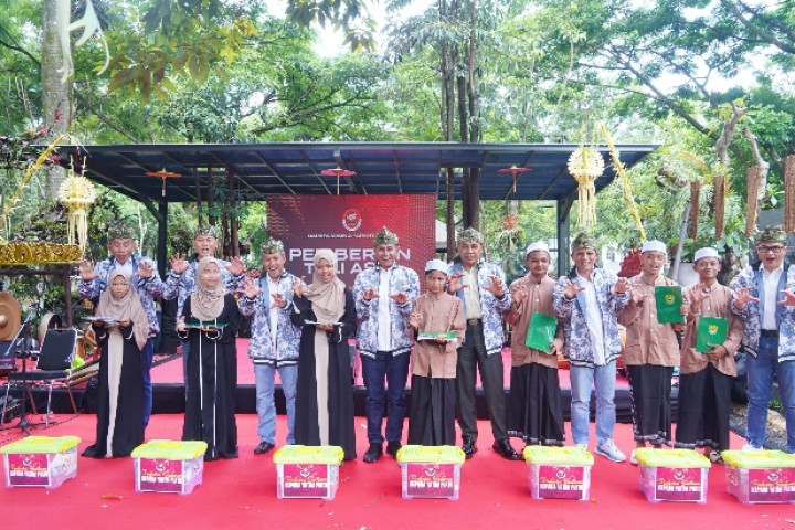 Baraya Maung Parahyangan menggelar saat kegiatan silaturahmi dan halalbihalal di Taman Merdeka Makodam III/Siliwangi, Jalan Aceh No. 69, Kota Bandung, Minggu, 5 April 2026. 