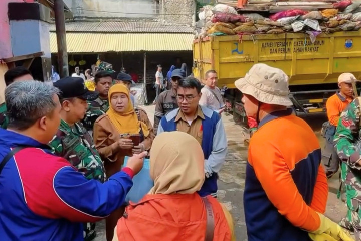 Tempat pembuangan sampah (TPS) ilegal di RW 14 Pasar Recok, Kelurahan Melong, Kecamatan Cimahi Selatan, resmi ditutup 