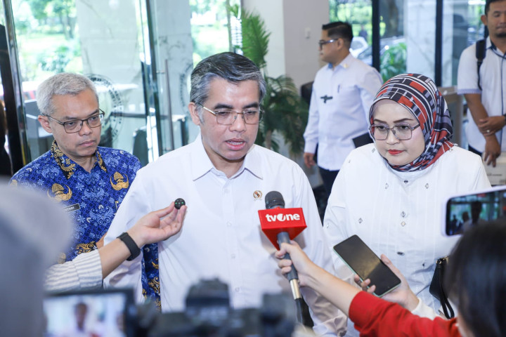 Menteri Tenaga Kerja Yassierli memberikan keterangan pers terkait Program Magang Nasional.