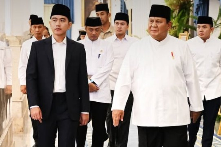 Wakil Presiden Gibran Rakabuming Raka mendampingi Presiden Prabowo Subianto dalam sebuah acara.