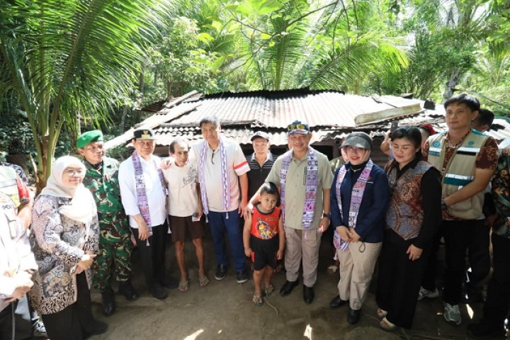 Menteri Dalam Negeri Muhammad Tito Karnavian meninjau langsung permukiman terdampak banjir bandang di Kabupaten Kepulauan Siau Tagulandang Biaro, Sulawesi Utara, Jumat (10/4/2026).