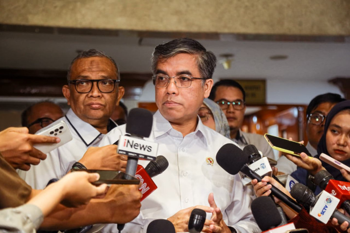 Menaker Yassierli memberikan keterangan pers usai  Rapat Kerja bersama Komisi IX DPR RI di Jakarta,