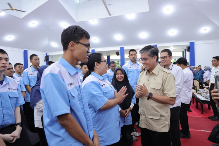 Menteri Tenaga Kerja Yassierli berbincang dengan para peserta, usai membuka Pelatihan Vokasi Nasional (PVN) Batch I Tahun 2026, di Bekasi. 