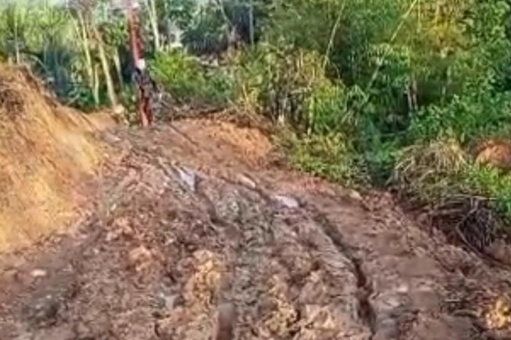 Kondisi Jalan di RW 08 Desa Karang Nunggal Kecamatan Cibeber Kabupaten Cianjur rusak parah pasca longsor 4 April 2026.