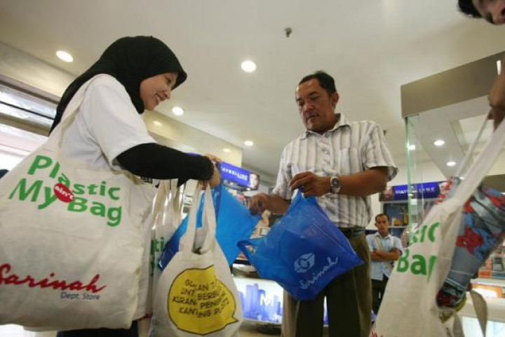Berbelanja menggunakan kantong plastik