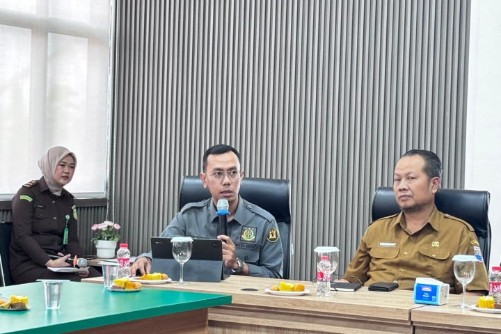 Kepala Seksi Intelijen Kejaksaan Negeri Cimahi, Fajrian Yustiardi, S.H., M.H, memimpin Rapat Koordinasi Tim Pengawasan Aliran Kepercayaan dan Keagamaan dalam Masyarakat (PAKEM) Kota Cimahi, Selasa, 14 April 2026.