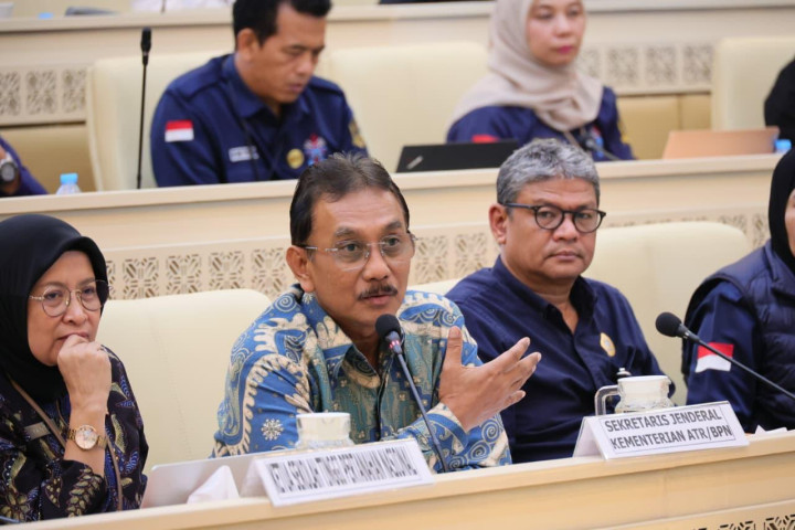Sekretaris Jenderal (Sekjen) ATR/BPN, Dalu Agung Darmawan, mengikuti Rapat Dengar Pendapat (RDP) bersama Komisi II DPR RI, di Gedung Nusantara DPR RI, Jakarta, Selasa (14/04/2026).