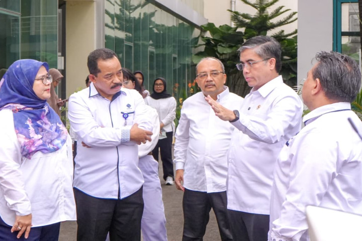 Menaker  Yassierli  meninjau Balai Besar Keselamatan dan Kesehatan Kerja (BBK3) Jakarta, Selasa (14/4/2026).