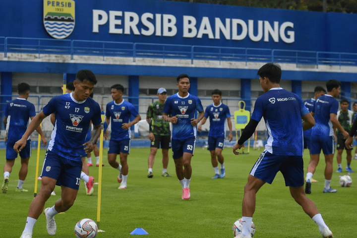 Pemain Persib melakukan latihan jelang laga berikutnya