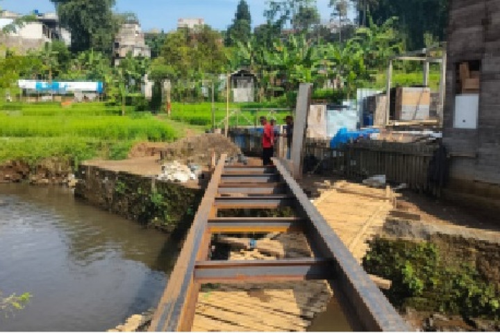 Pembangunan ulang jembatan penyeberangan yang menghubungkan wilayah RT 05 RW 10 Kelurahan Citeureup dengan RT 04 RW 19 Kelurahan Cibabat.