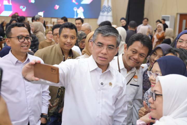Menaker Yassierli berfoto selfi usai mmebuka kegiatan  program Belajar dan Implementasi Skill Adaptif Bareng TikTok (BISA Bareng TikTok).