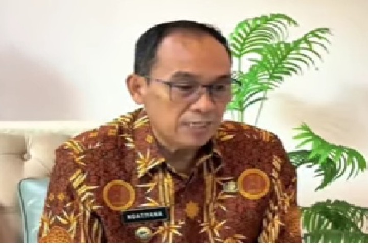 Wali Kota Cimahi Ngatiyana  memberikan arahan kepada relawan dan pengelola Satuan Pelayanan Pemenuhan Gizi (SPPG) se-Kota Cimahi dalam kegiatan pelatihan keamanan pangan yang digelar secara daring.