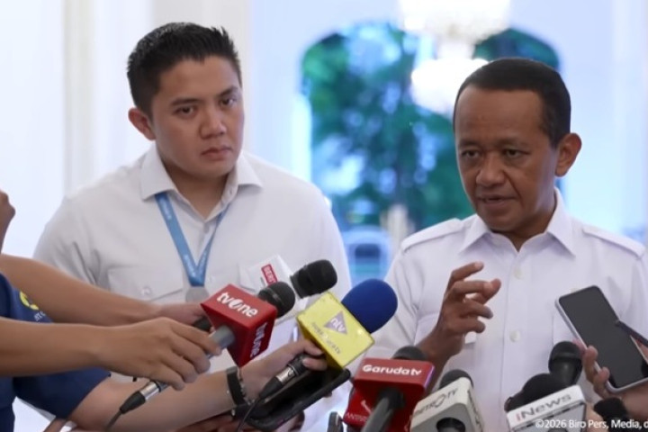 Didampingi Seskab Teddy , Menteri ESDM Bahlil Lahadalia menjelaskan kerjasama energi kepada awak media.