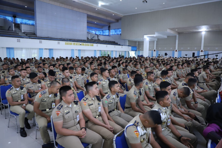 Praja IPDN mengikuti arahan Menteri PANRB Rini Widyantini saat Stadium General Pembekalan Praja Utama Tahun 2026 yang digelar di Kampus IPDN, Sumedang, Jum’at, 17 April 2026.