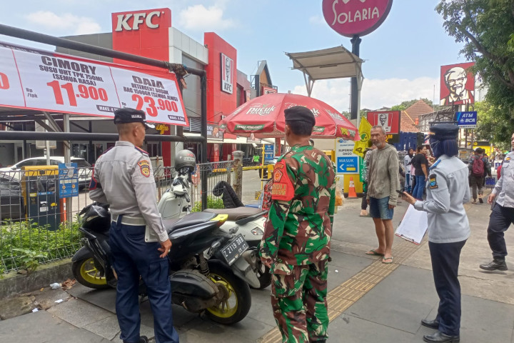 Pelanggaran parkir di trotoar masih menjadi tantangan utama dalam penertiban di Kota Bandung.Aparat melakukan penertiban disejumlah titik. 