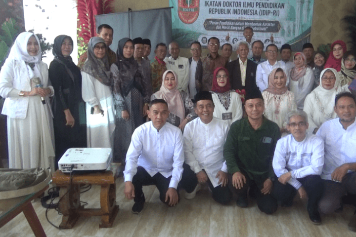 Pengurus dan Anggota Ikatan Doktor Ilmu Pendidikan Republik Indonesia (IDIP RI) berfoto bersama usai melaksanakan FGD dan Halal Bi Halal, di Soreang Kabupaten Bandung, Minggu, 19 April 2026.