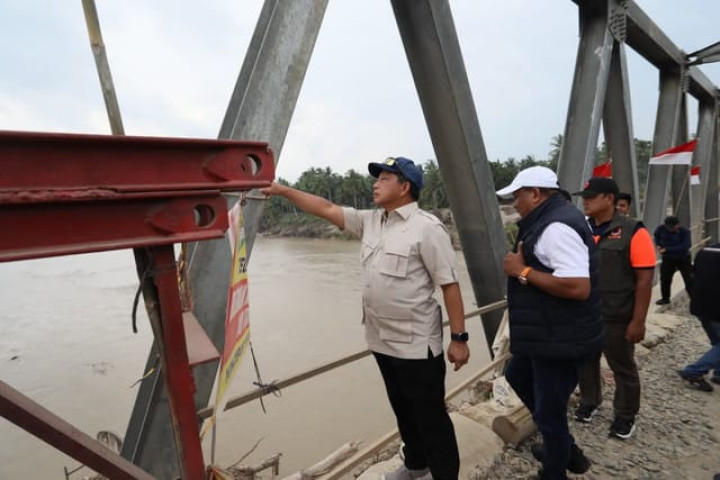 Ketua Satgas PRR Pascabencana Sumatera Tito Karnavian meninjau jembatan yang selesai dibangun.