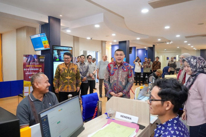 Wamen ATR/BPN Ossy Dermawan meninjau Ruang Pelayanan di Kantah Semarang.
