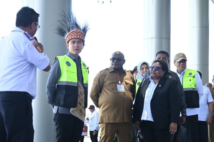 Wakil Presiden (Wapres) Gibran Rakabuming meninjau langsung pengembangan Bandara Douw Aturure di Kabupaten Nabire, Papua Tengah, Senin (20/04/2026), 