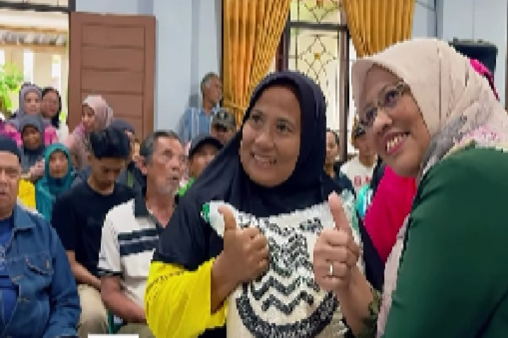Sekda Kota Cimahi Maria Fitriana menyerahkan secara simbolis Penyerahan bantuan Rastrada di Kelurahan Padasuka pada Selasa, 21 April 2026.