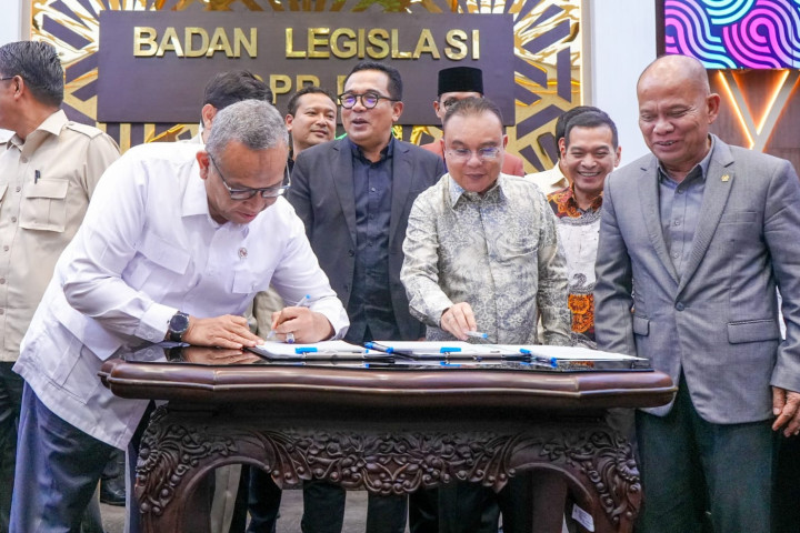 Wakil Menteri Ketenagakerjaan Afriansyah Noor menandatanagni Berita Acara Sidang Paripurna Pengesahan RUU Perlindungan  Pegawai Rumah Tangga menjadi Undang-undang di Gedung DPR RI, Selasa, 21 April 2026.PPRR