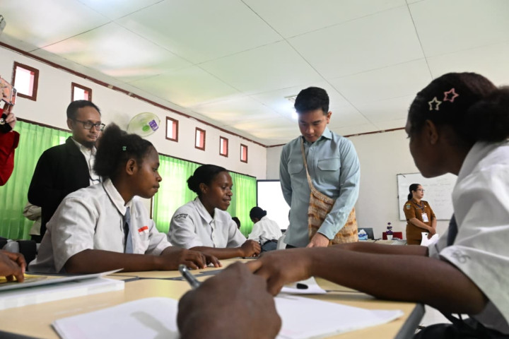 Wakil Presiden (Wapres) Gibran Rakabuming meninjau kawasan Sentra Pendidikan di Kabupaten Mimika, Papua Tengah, Selasa (21/04/2026). 