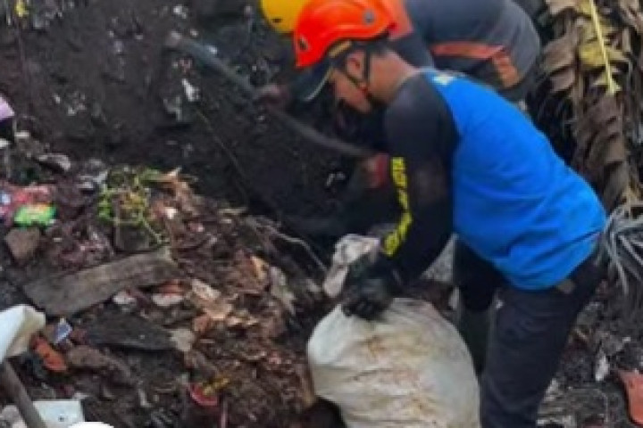DPKP Kota Cimahi melakukan penanganan darurat di Lokasi Longsor RW 13 Kelurahan Pasirkaliki. 