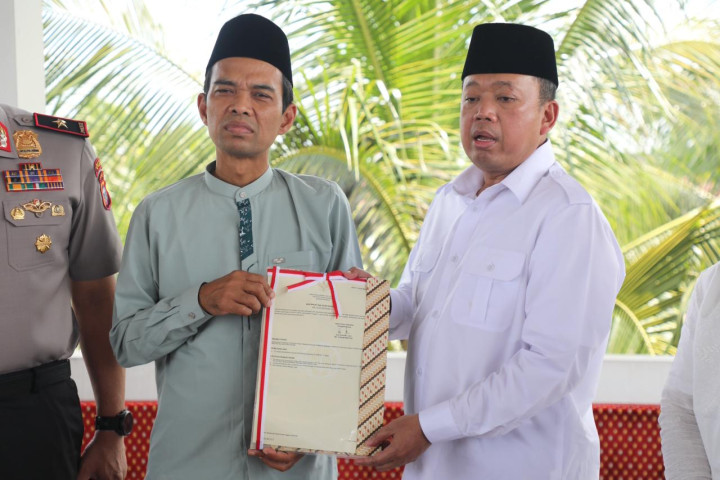 Menteri ATR/BPN Nusron Wahid menyerahkan Sertifikat Tanah Elektronik kepada Ustaz Abdul Somad