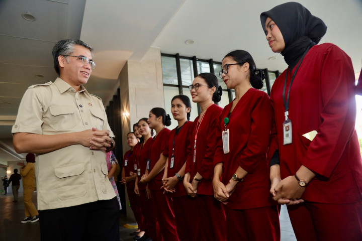 Menaker Yassierli meninjau pelaksanaan Magang Nasional 2025 di RS Bunda Thamrin Medan